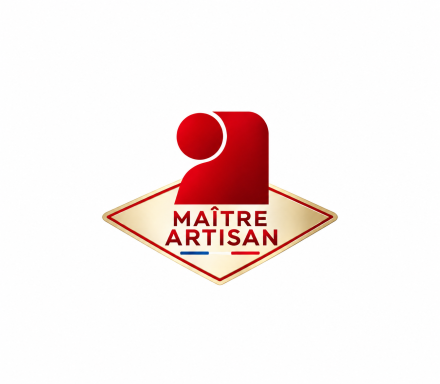 Maître Artisan – RF Toiture Logo Maître Artisan, symbole de savoir-faire et de qualité artisanale.