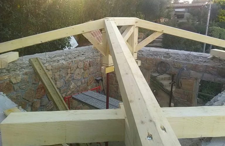 Réalisation d’une charpente traditionnelle en bois à Marseille Réalisation d’une charpente traditionnelle en bois à Marseille par RF Toiture, artisan spécialisé dans la construction et la rénovation