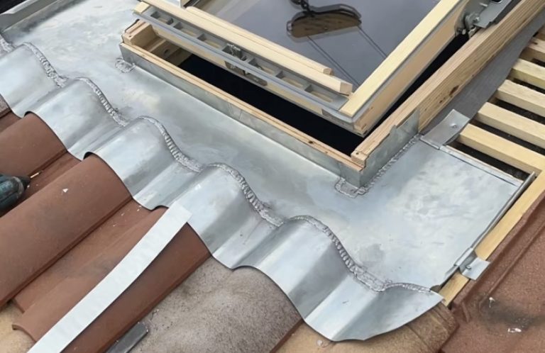 Réalisation d’un abergement de Velux en zinc à Marseille Travaux de zinguerie réalisés par RF Toiture à Marseille : abergement en zinc autour d’une fenêtre de toit Velux pour assurer une étanchéité