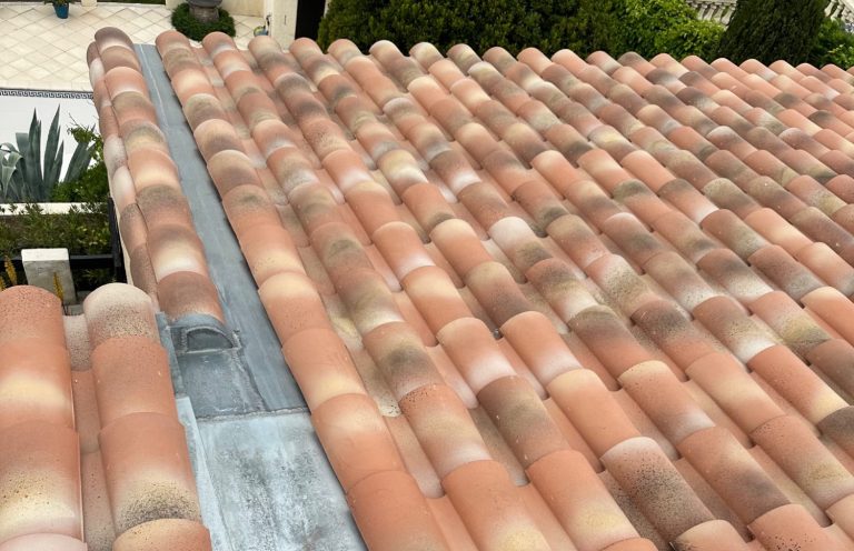 Réalisation d’un chéneau sur toiture en tuiles mécaniques à Marseille Chéneau réalisé par RF Toiture à Marseille sur une toiture en tuiles mécaniques, pour assurer l’évacuation des eaux pluviales et l’étanchéit