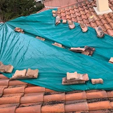 Mise en sécurité de toiture par bâchage Bâchage d’une toiture en tuiles pour une mise en sécurité provisoire.