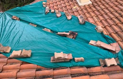 Bâchage provisoire de toiture à Marseille – RF Toiture. Bâche de protection posée sur une toiture à Marseille par RF Toiture pour sécuriser le toit en attendant les réparations.